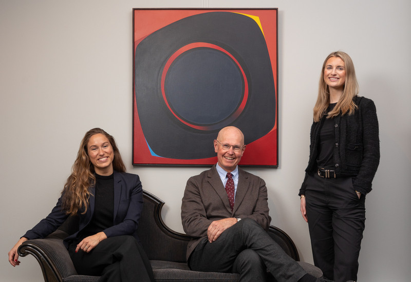 Maria Høy, Hans Richard Elgheim og Anna Stener fra Grev Wedels Plass Auksjoner foran et abstrakt maleri, i galleriets lokaler. Foto.